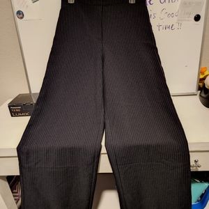 NWT Women's Forever 21 wide legged pants. Size Medium.